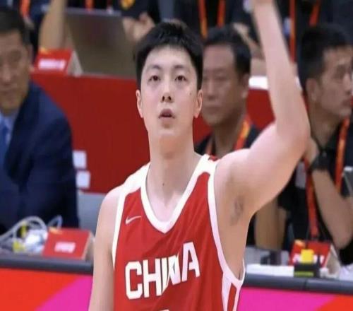 重磅官宣！中国男篮亚运会名单出炉，胡明轩崔永熙焦泊乔领衔榜单，余嘉豪回归，赵继伟杨瀚森遗憾退出