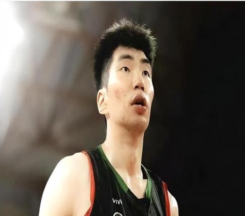 父亲是男篮篮板王，母亲是女篮教练，他23岁入选国家队出征亚运会