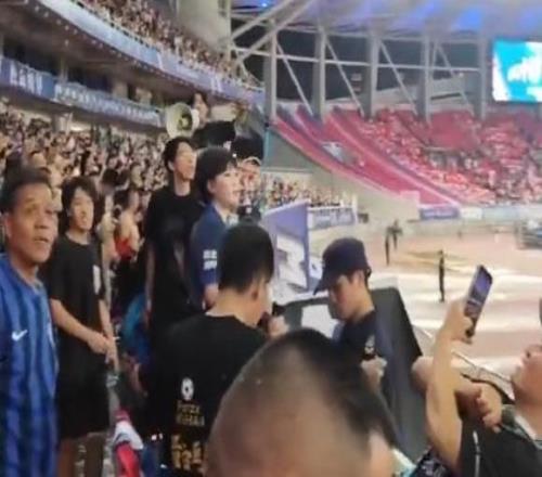 三镇球迷领喊在昨日比赛中引导球迷辱骂津门虎，并屡次做出侮辱性手势