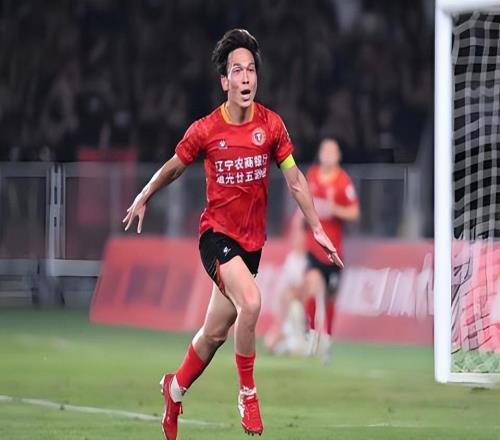 喜讯！邦本宜裕是辽宁铁人上一轮中超拿分功臣，关键时刻罚进点球