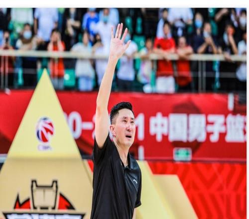 杜锋又遭群嘲！广东三外教亲自带队球迷：主帅休赛期也要带训练吗