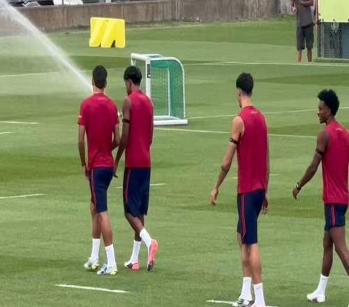 记者：巴尔德今日正常参加巴萨训练