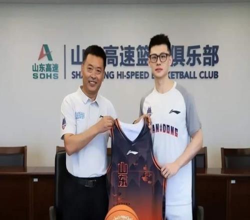 正式官宣！王岚嵚终于回家了，签约山东，补强后场，合同长达4年