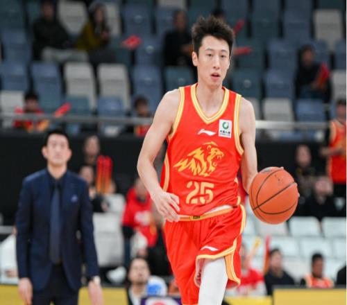 两队联合官宣：中国库里赵岩昊正式加盟宁波多数据广厦队史前列