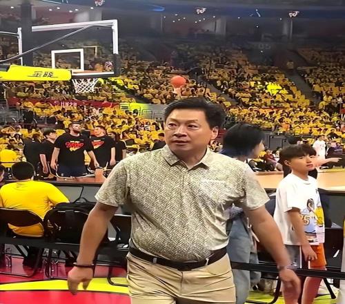 63岁李春江：定居广东，财富自由，拒接帅位，儿子成家立业已退役