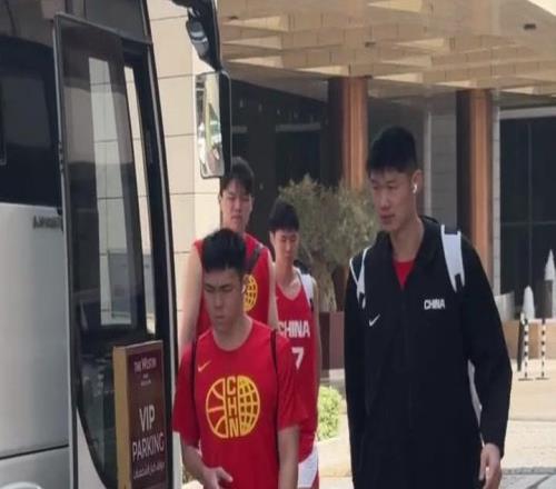 中国男篮已赴AlJanoubStadium完成赛前最后一练明晨零点客战卡塔尔