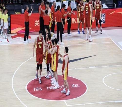 中国男篮客战卡塔尔，三名裁判来自澳新也门，两人首次执裁亚预赛