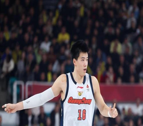 夏振峰正式加盟广州龙狮男篮，去年三方交易后今年才可注册