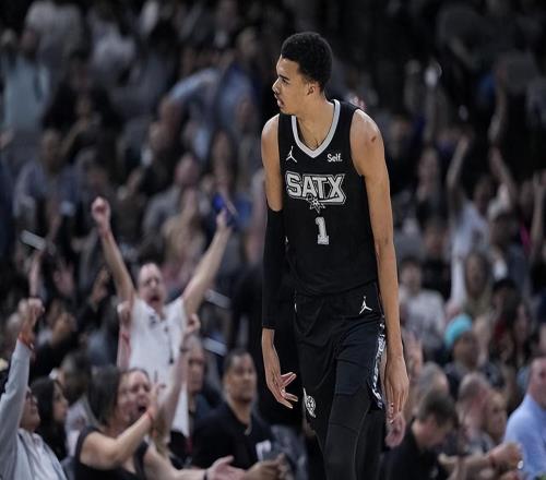 文班包揽MVP+DPOY！卡鲁索成最佳第6人，美媒预测2627赛季NBA常规赛5大奖项归属