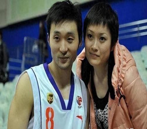 男篮刘炜现状：46岁辞去教练，回上海陪伴家人，俩孩子都喜欢篮球