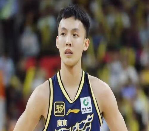 宏远早报！又官宣一笔新签约，徐杰与罗斯上演三分大赛，周鹏即将回归