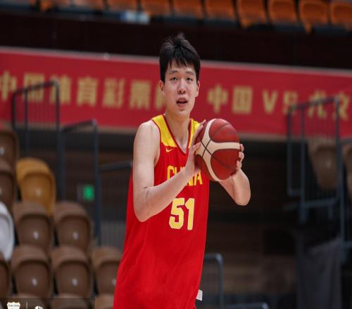 解说：今晚中国男篮对阵塔尔萨，目的除取胜还要演练战术配合