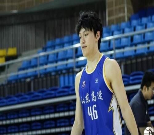 山东男篮又出大动作！四名青训小将升入一队，邱彪遭遇幸福的烦恼