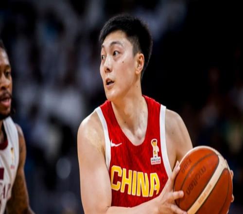 上半场1分下半场11分！胡明轩三分一开状态全变扫热身赛低迷阴霾