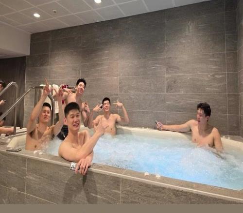 赢球心情好！李弘权赛后晒冰水浴视频全队表情放松