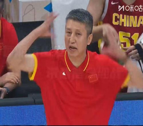 狂胜26分，他是男篮最大亮点，砍全队高15+9，记者怒赞：他存在感很足