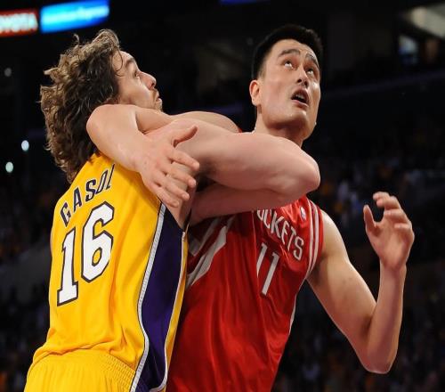 姚明能立足NBA只靠背后球迷看看他在火箭队打出的真实数据