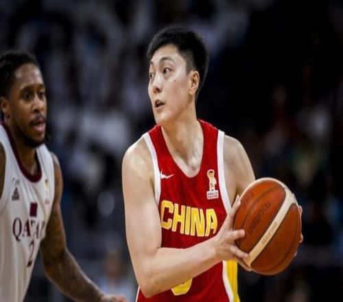 与杨瀚森频繁来电！胡明轩重返国家队飙中三记三分轰11分4助攻