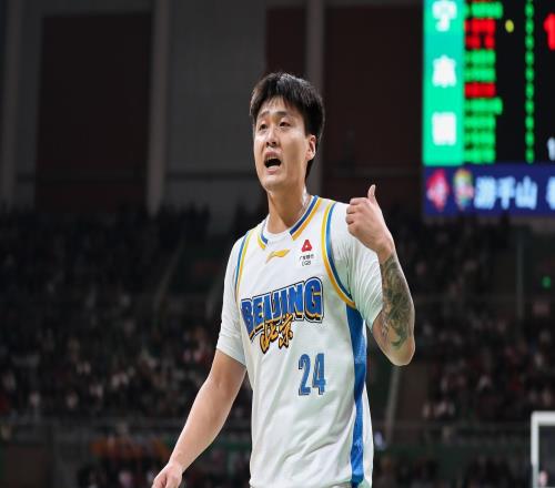 赵睿新赛季重披10号球衣，成北京男篮队史第12位10号球员