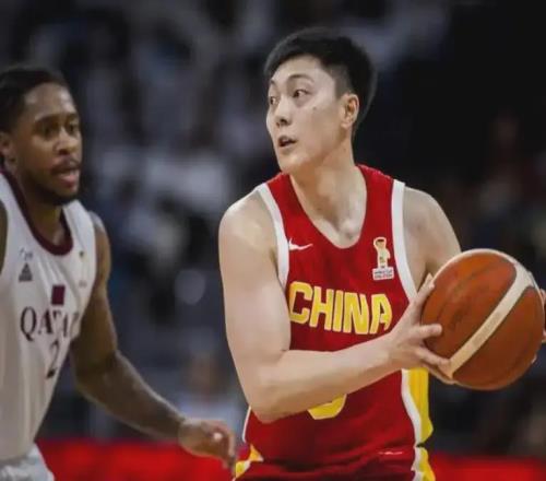 12+4+0失误是开胃菜，中国男篮该有胡明轩一席之地！