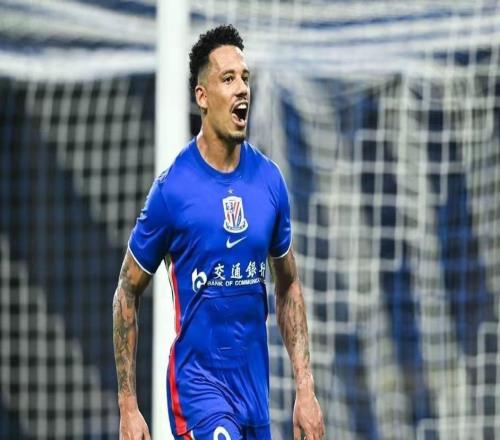 申花球迷又闹事！23泰山后地铁站骂人+险些动手警方奋力阻拦