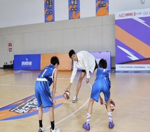 CBA明星助阵，深圳哥哥“举高高”助甘肃少年第一次扣篮！
