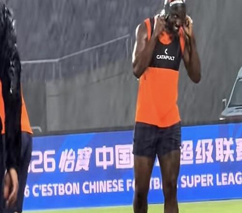云南玉昆在大雨中进行赛前踩场，奥斯卡戴泳帽成为抢镜亮点