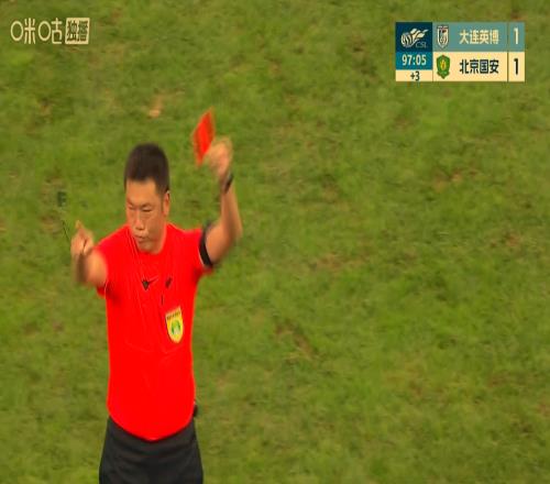中超冲突镜头来了：达万击打毕津浩，北京国安主帅被掐脖子