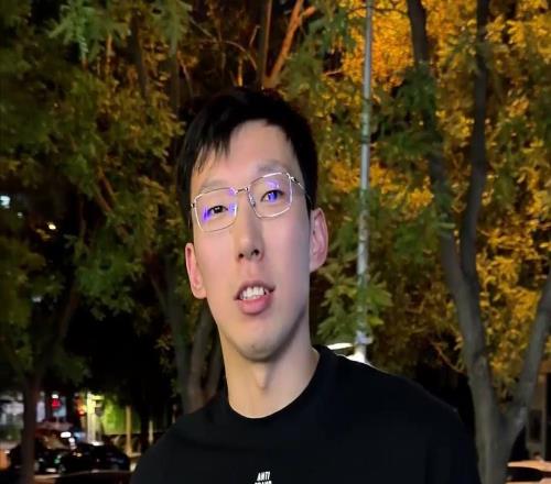 周琦晒视频提问：2米16的人去剪头会是什么体验