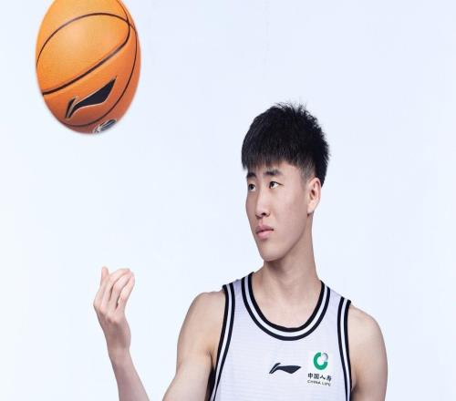 江苏男篮注册17人：曹芷豪两年新秀合同曾繁日两年C类合同