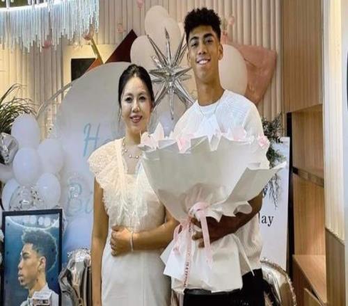 美如画！2大“中非混血”同时爆发：未来可组国足混血双中卫