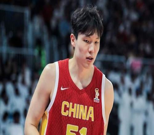 中国男篮半场仅领先4分！杨瀚森9+5碾压内线，下半场想赢不容易