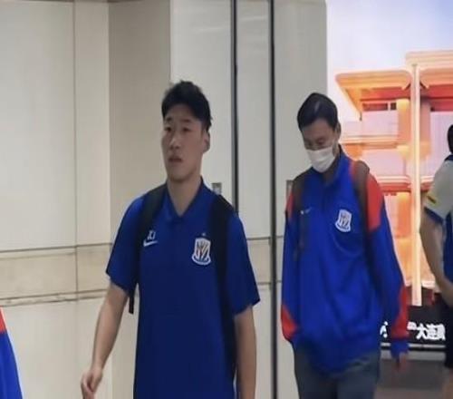 记者：申花5名外援随队出征大连，上轮伤退的李松益也随队