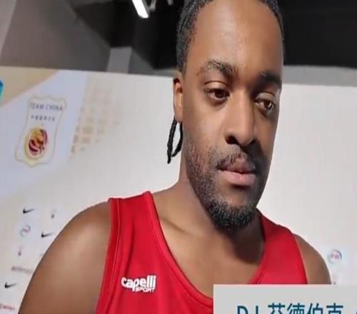 中黎大战一触即发！杨瀚森王治郅打趣入场李弘权赵继伟连中三分