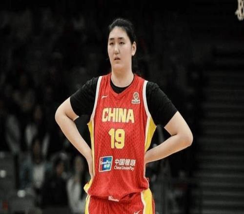 两数据惨不忍睹，中国女篮不敌西班牙，张子宇两双为宫鲁鸣遮羞
