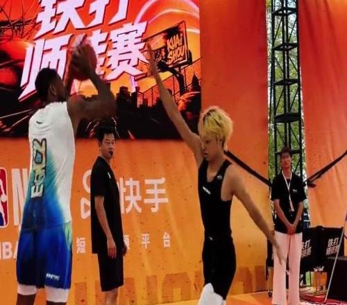 前CBA外援2v2戏耍集梦双子星，配文“老头戏弄”