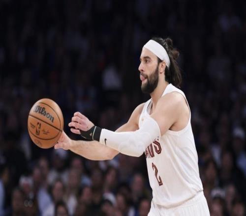 从大学核心到NBA角色球员，斯特鲁斯：防守让我留在场上