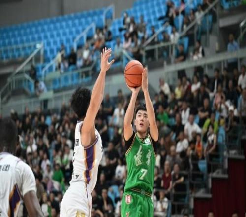 辽宁男篮2分惜败！无缘大逆转，爱德华兹首秀12分，克里斯11分
