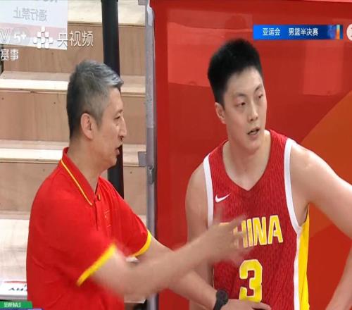 中国男篮开局崩盘！落后日本13分，内外线同时告急，廖三宁4中1