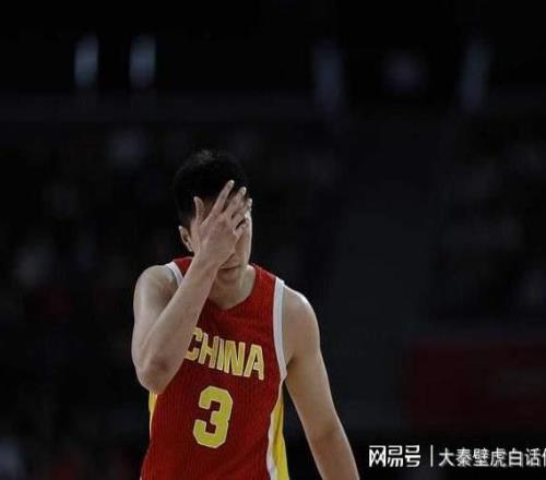 扎心了！中国男篮惨败仅1天后，球迷：胡明轩担任旗手参加开幕式