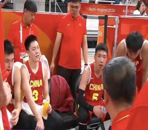 中国男篮落后19分！全队三分12中3，李弘权复出拿到6分6板