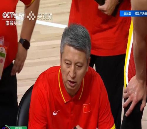 中国男篮半场落后日本19分！攻防两端被爆，郭士强毫无办法，真危险了