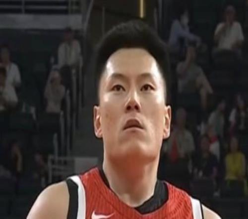 拼劲十足，李弘权全场抢下13篮板，包括4个前场篮板