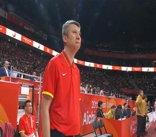 中国男篮半场落后日本19分！亚运会半决赛：中国队打的被动、艰难