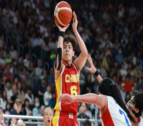 首战大胜65分！中国女篮迎来开门红，杨舒予成唯一核心