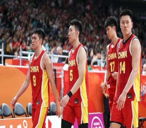 中国男篮怎么啦，日本男篮领先35分时，对方替补球员冲中国队做哭鼻子动作嘲讽