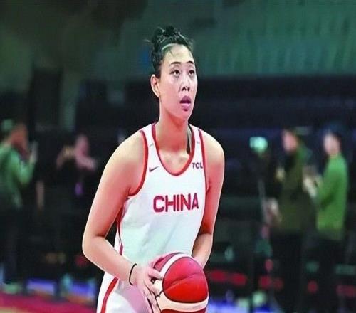 中国女篮65分碾压对手反被骂，混子球员出现，5场比赛3场挂蛋