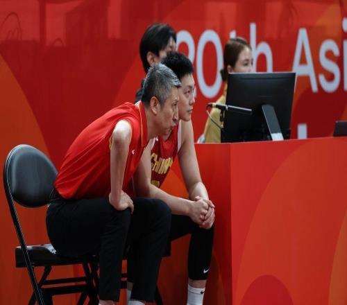 连2届无缘亚运决赛！中国男篮差20分不敌日本，胡金秋14分