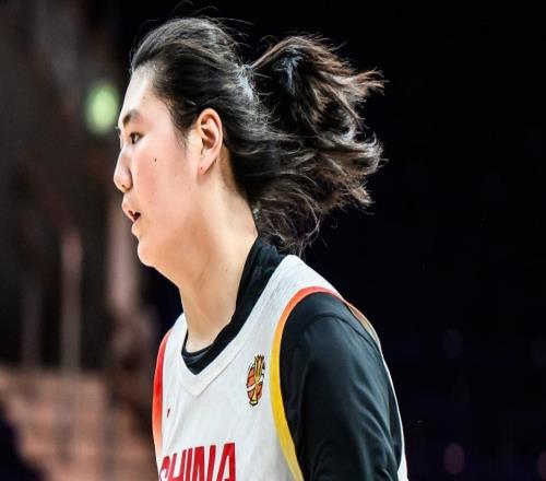 亚洲第一档中锋！13分钟狂轰22+5统治篮下19岁张子宇压哨显大心脏