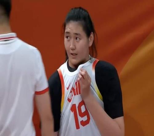 中国女篮69分狂胜！2连胜小组第一晋级，张子宇首秀22分5板